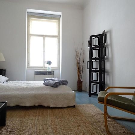 Garden Apartment On Art Nouveau Street In Central Praag Buitenkant foto