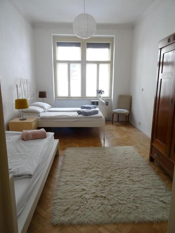 Garden Apartment On Art Nouveau Street In Central Praag Buitenkant foto
