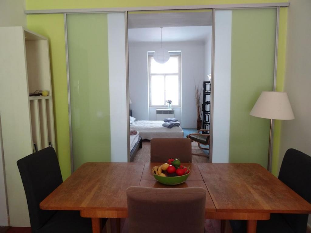Garden Apartment On Art Nouveau Street In Central Praag Buitenkant foto