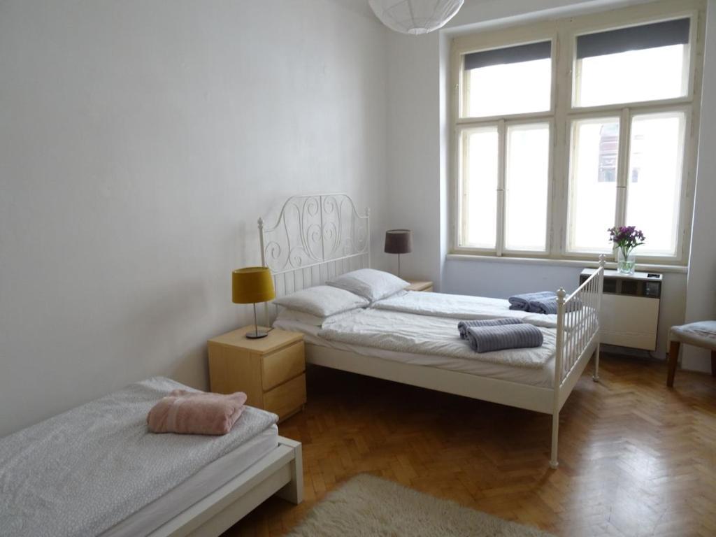 Garden Apartment On Art Nouveau Street In Central Praag Buitenkant foto