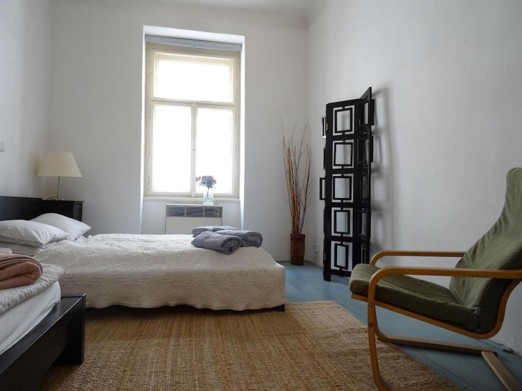 Garden Apartment On Art Nouveau Street In Central Praag Buitenkant foto