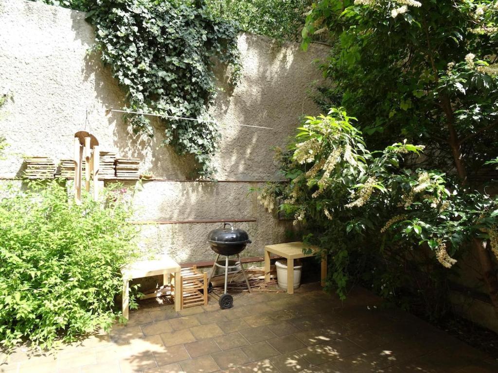 Garden Apartment On Art Nouveau Street In Central Praag Buitenkant foto
