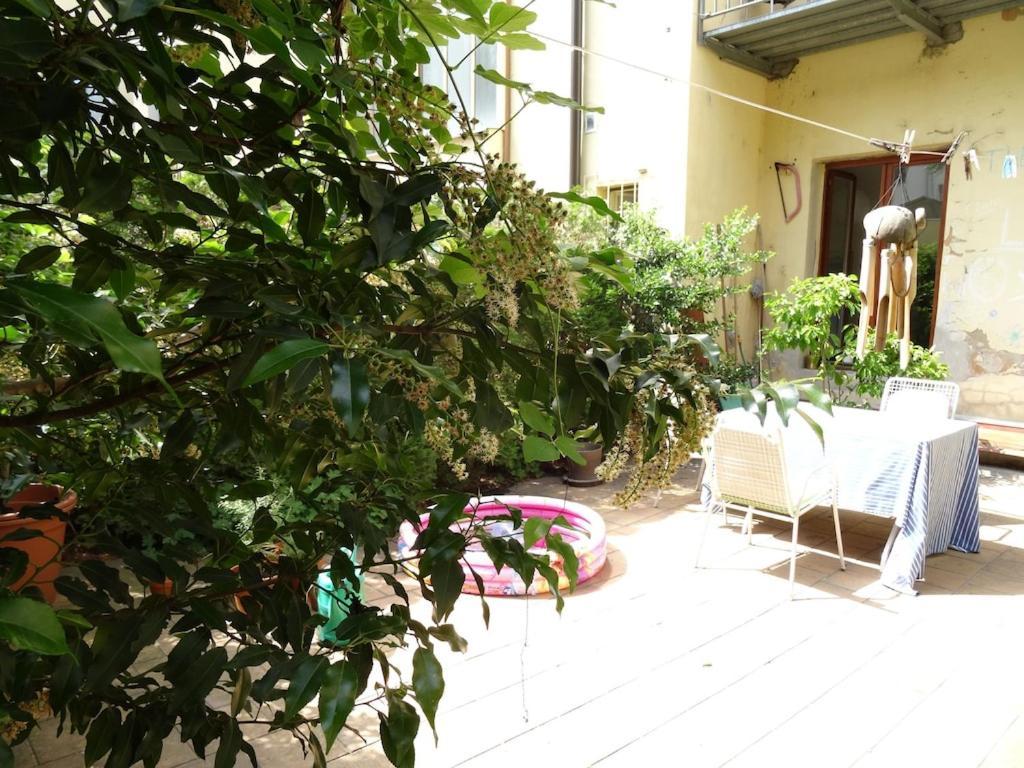 Garden Apartment On Art Nouveau Street In Central Praag Buitenkant foto