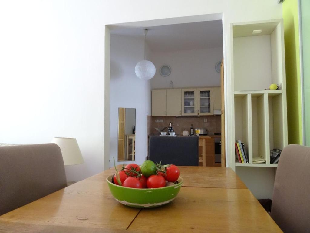 Garden Apartment On Art Nouveau Street In Central Praag Buitenkant foto